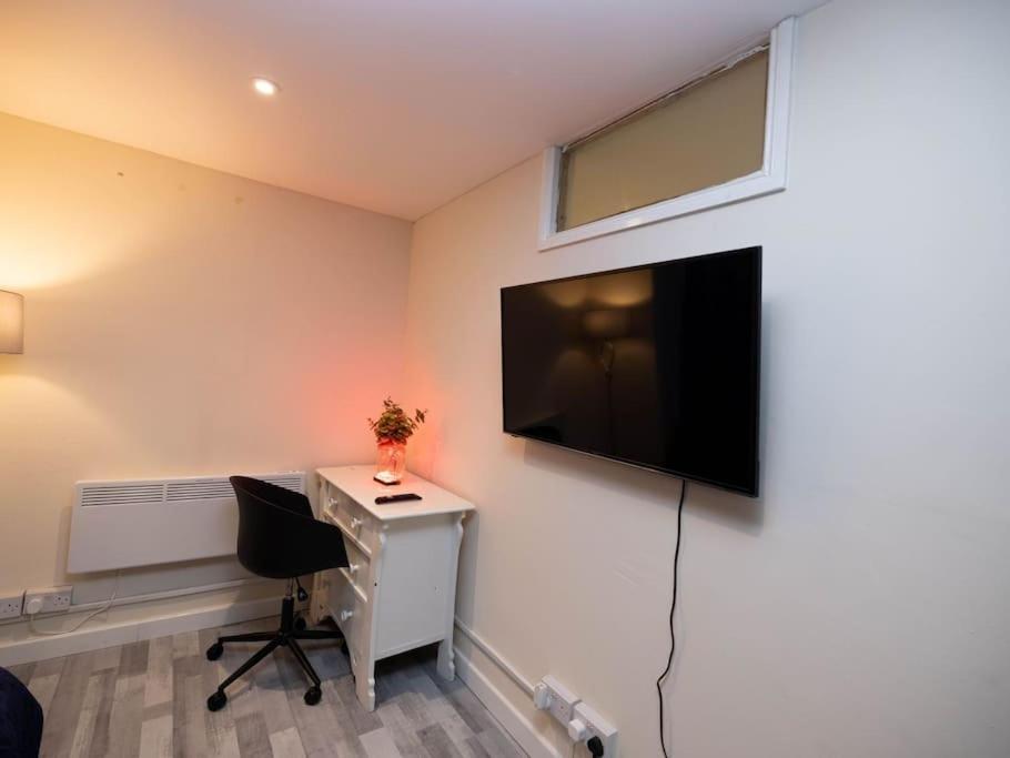 Lejlighed 1 Bedroom-sofabed-worktable-4-wifi-parking *
