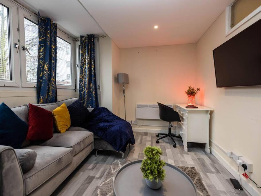 Lejlighed 1 Bedroom-sofabed-worktable-4-wifi-parking