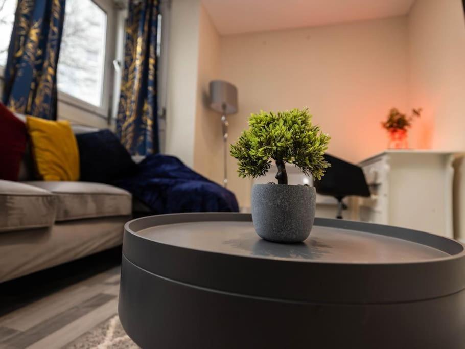 Lejlighed 1 Bedroom-sofabed-worktable-4-wifi-parking London