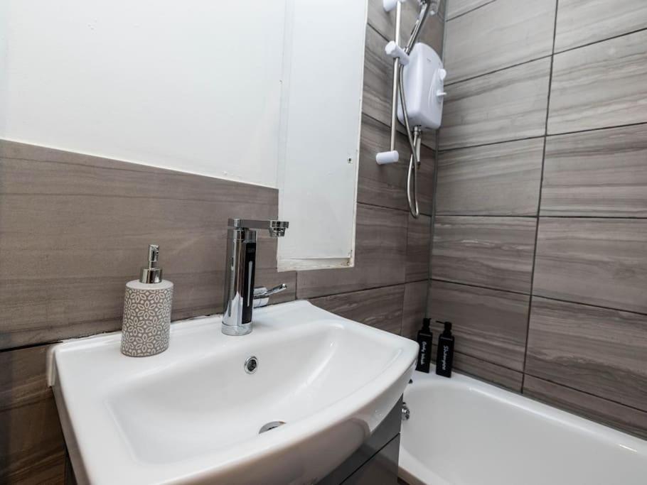 1 Bedroom-sofabed-worktable-4-wifi-parking Lejlighed London