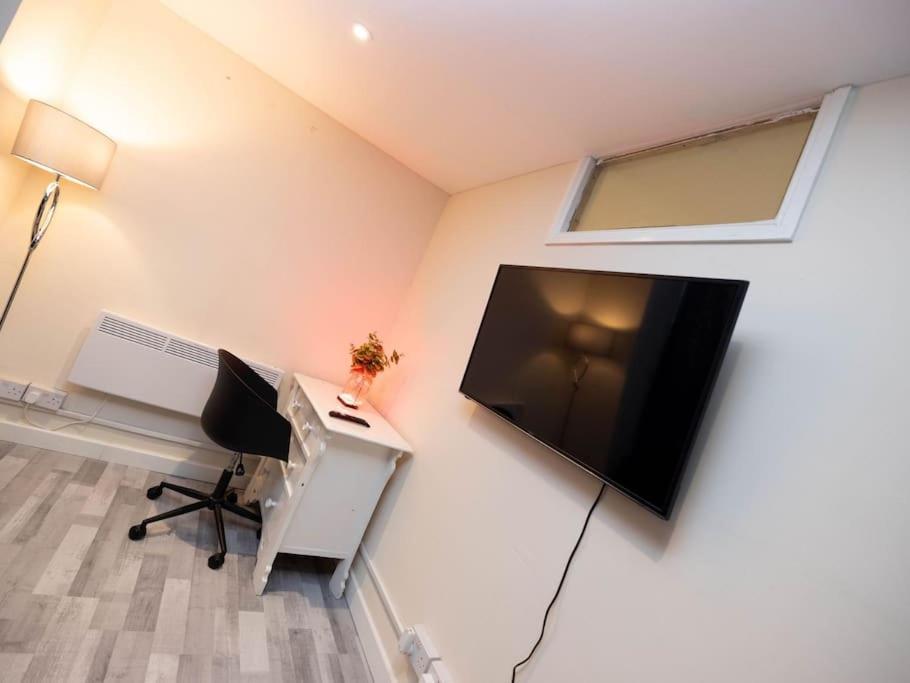 Lejlighed 1 Bedroom-sofabed-worktable-4-wifi-parking *