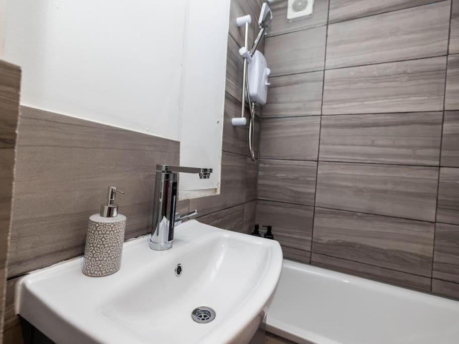 Lejlighed 1 Bedroom-sofabed-worktable-4-wifi-parking London