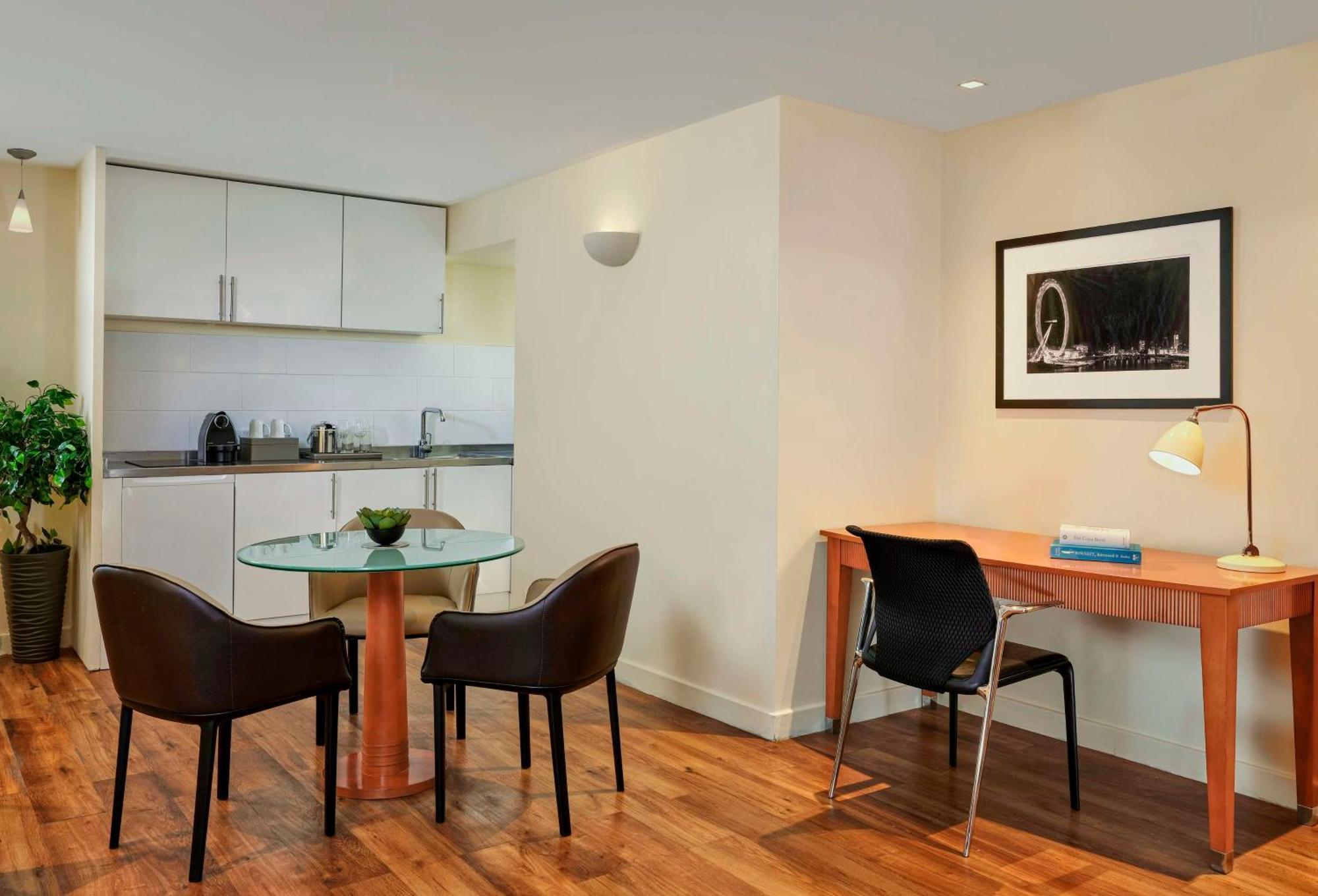 Hotel Park Plaza Victoria London