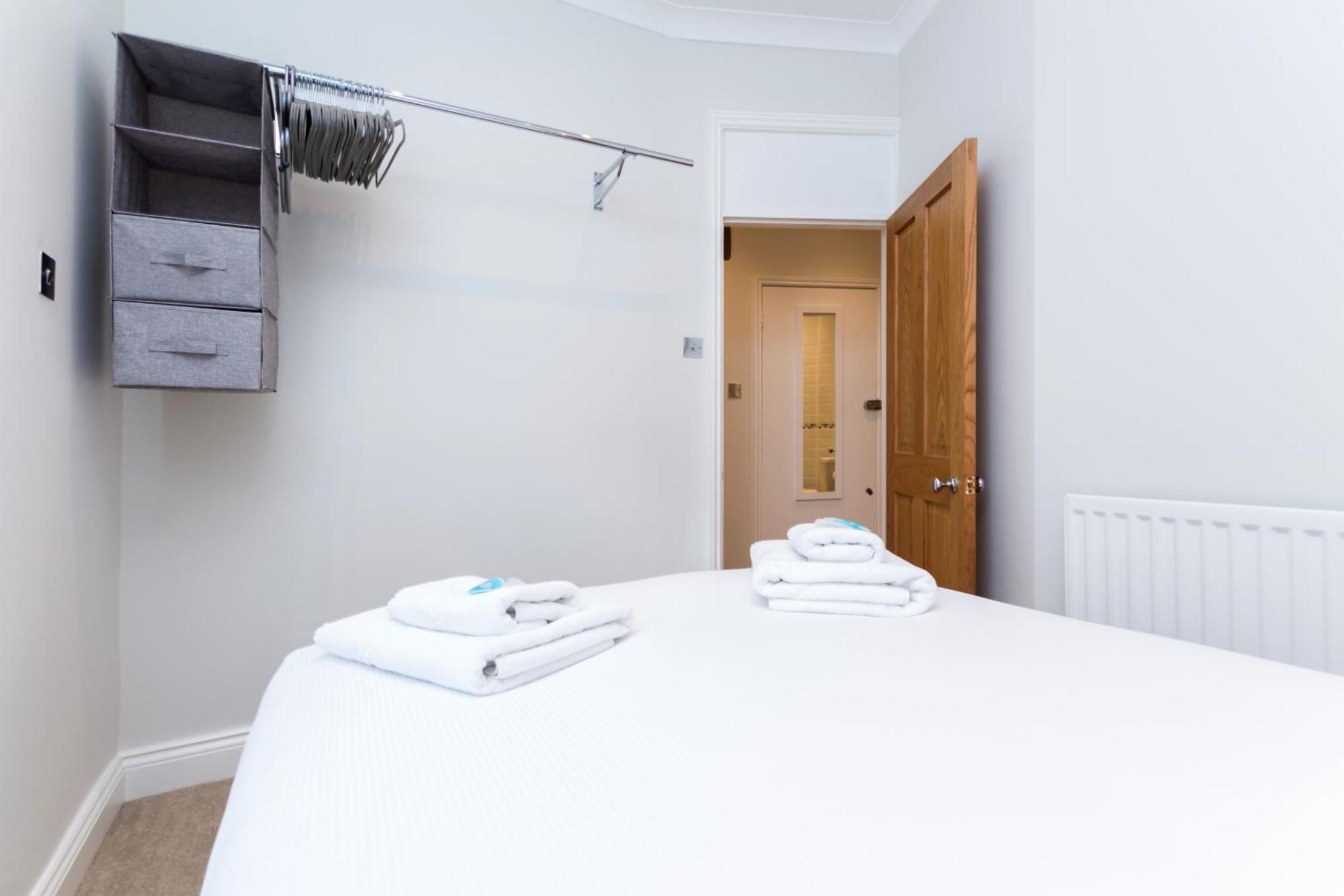 Vibrant 1br Apt Wprivate Decked Garden, Fast Wifi Apartment *