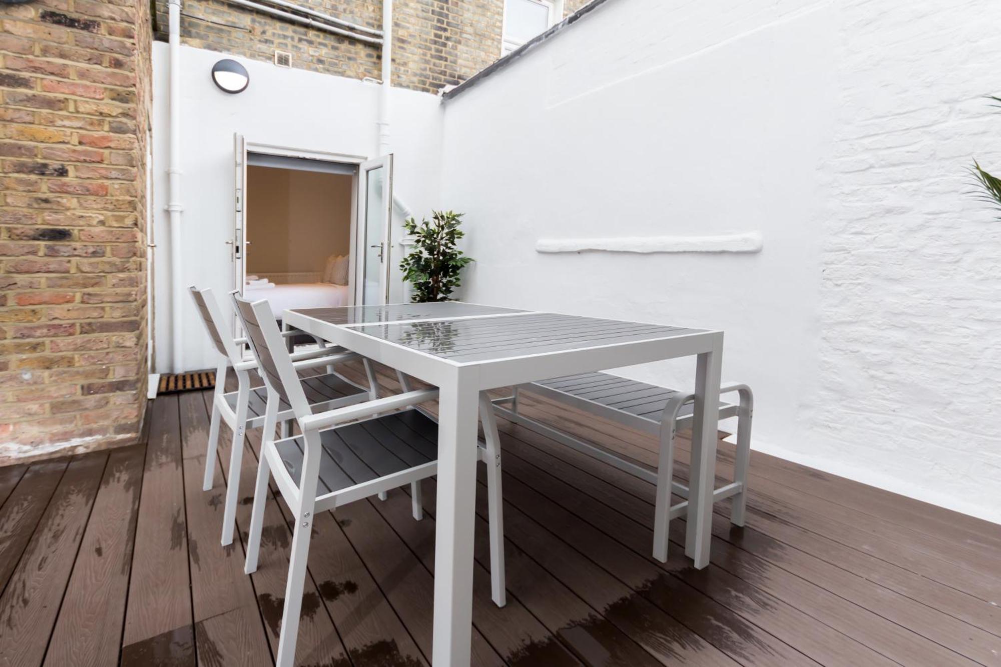 Vibrant 1br Apt Wprivate Decked Garden, Fast Wifi