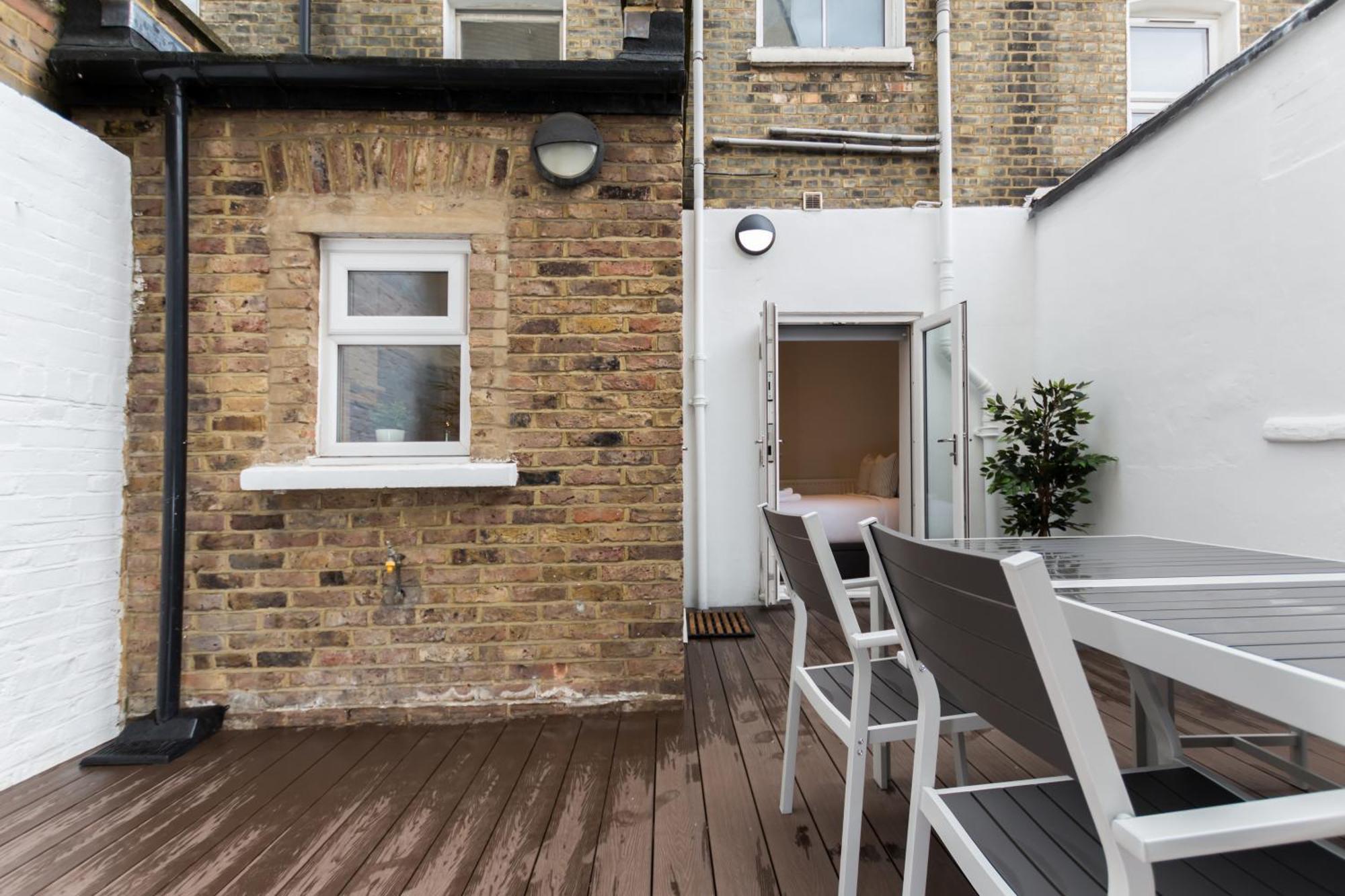 Vibrant 1br Apt Wprivate Decked Garden, Fast Wifi Apartment *