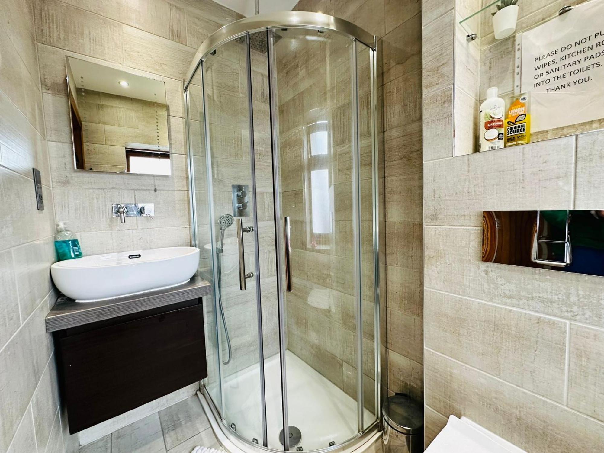 Spacious 6 Bed In Wembly, Lejlighed