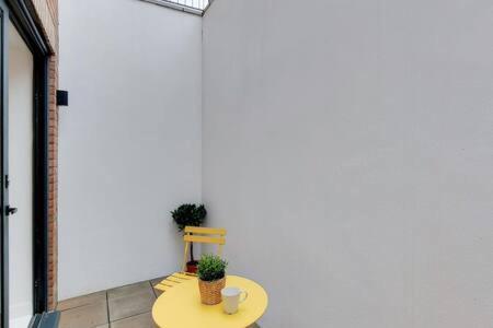 Modern Ealing With Large Private Patio Lägenhet London