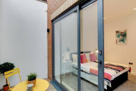 Modern Ealing With Large Private Patio Lägenhet