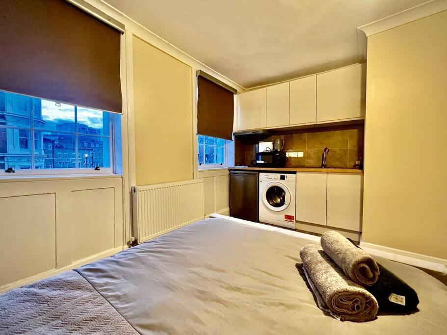 C.london, Zone 1. Double Studio, Moments From Oxford St Lägenhet London