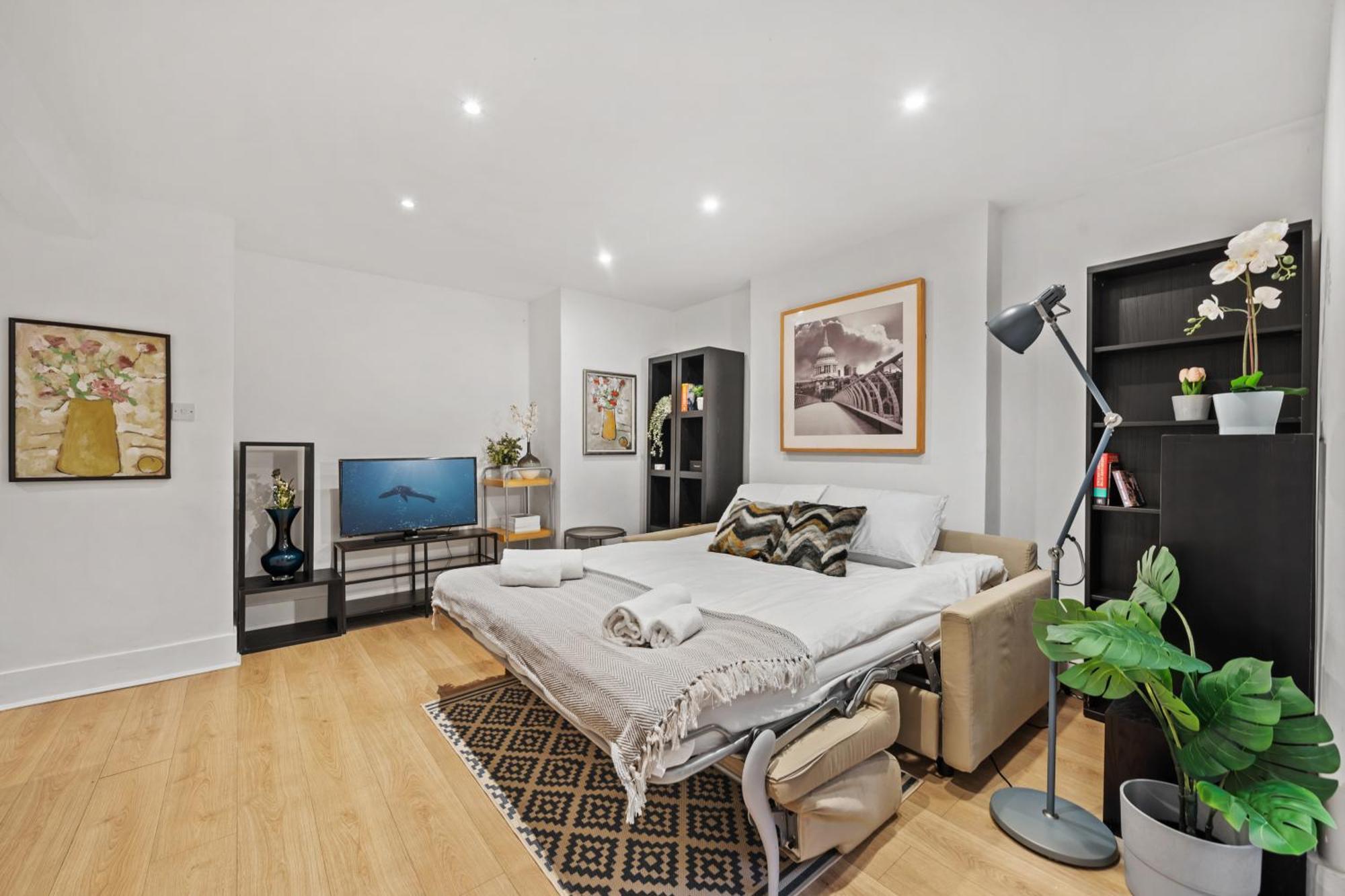 2 Bedroom Garden Flat In W Kensington Apartment *
