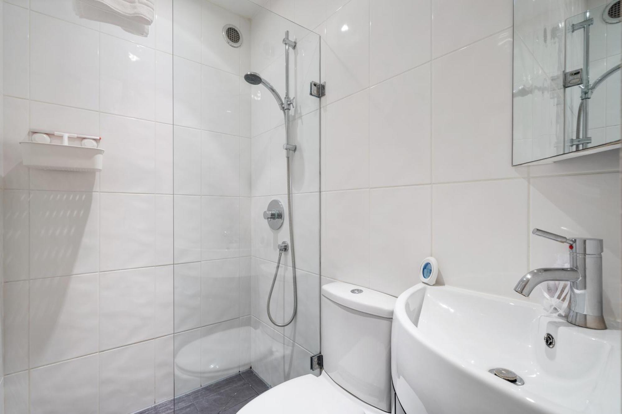 2 Bedroom Garden Flat In W Kensington * London