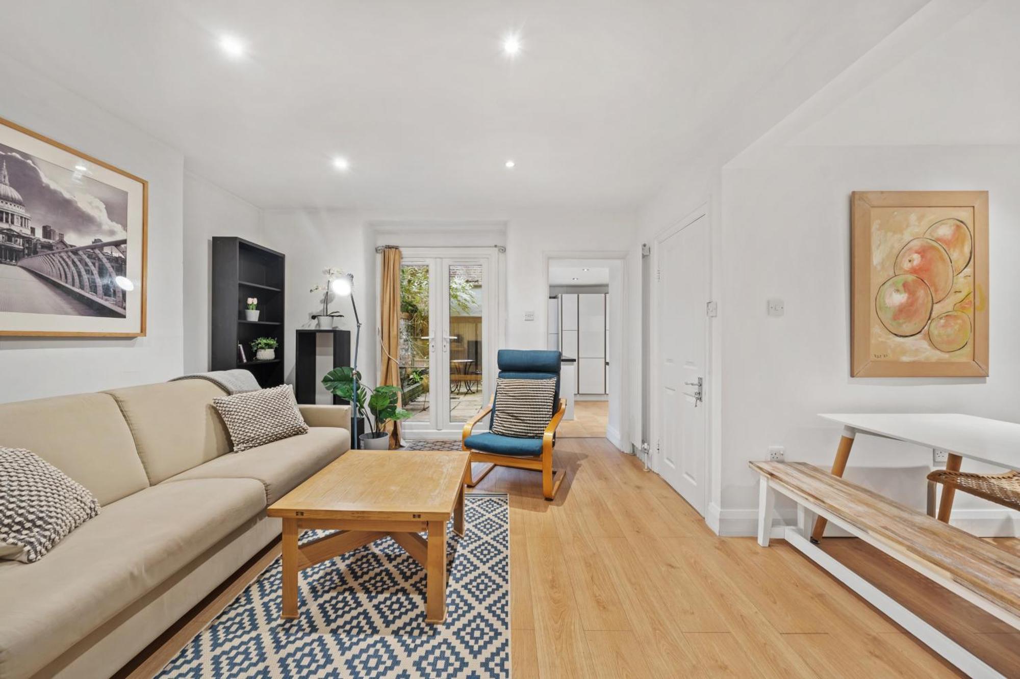 2 Bedroom Garden Flat In W Kensington Apartment