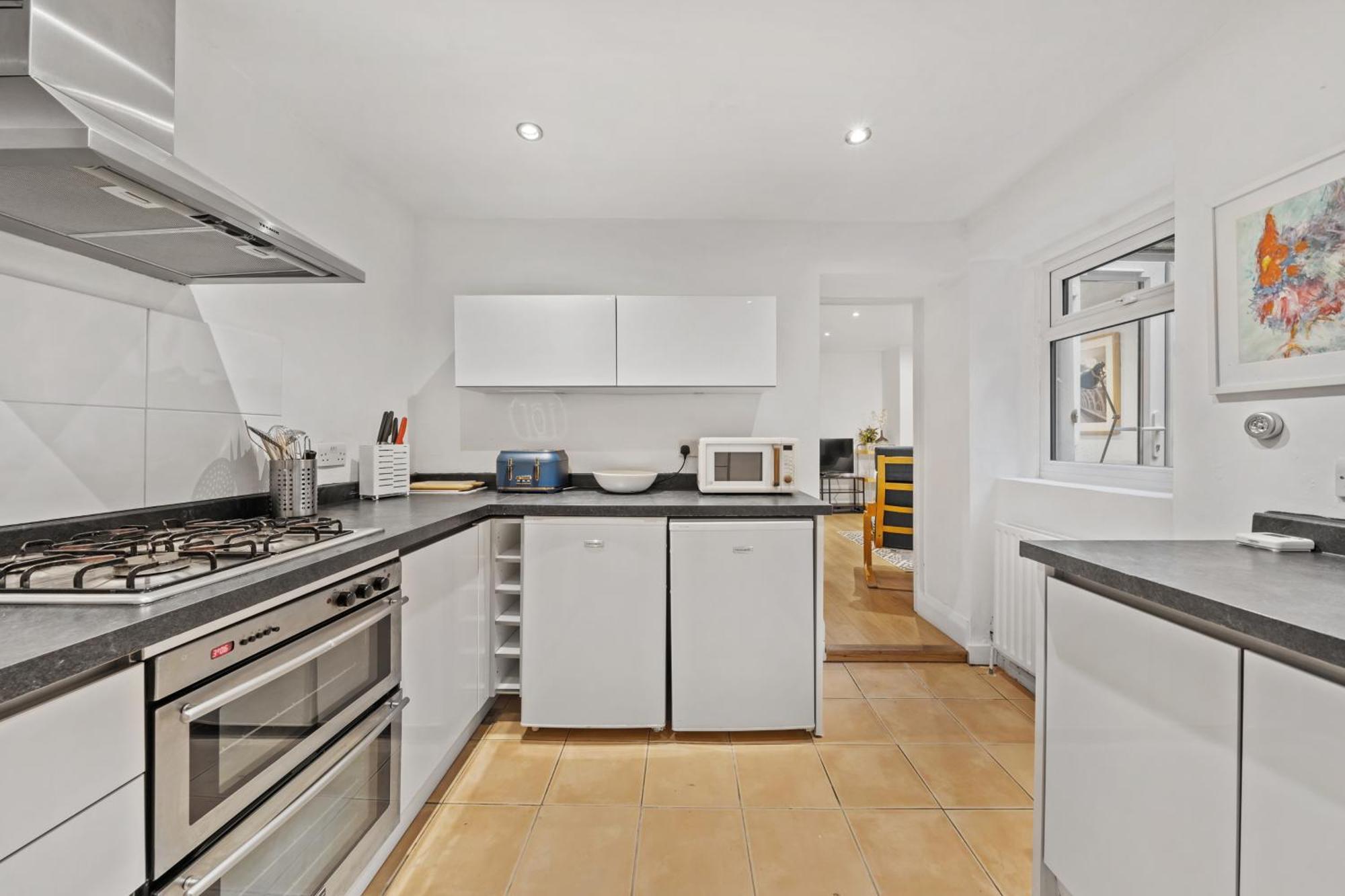 2 Bedroom Garden Flat In W Kensington * London
