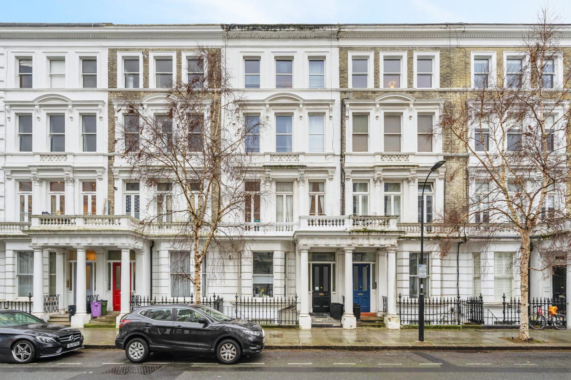 2 Bedroom Garden Flat In W Kensington Apartment
