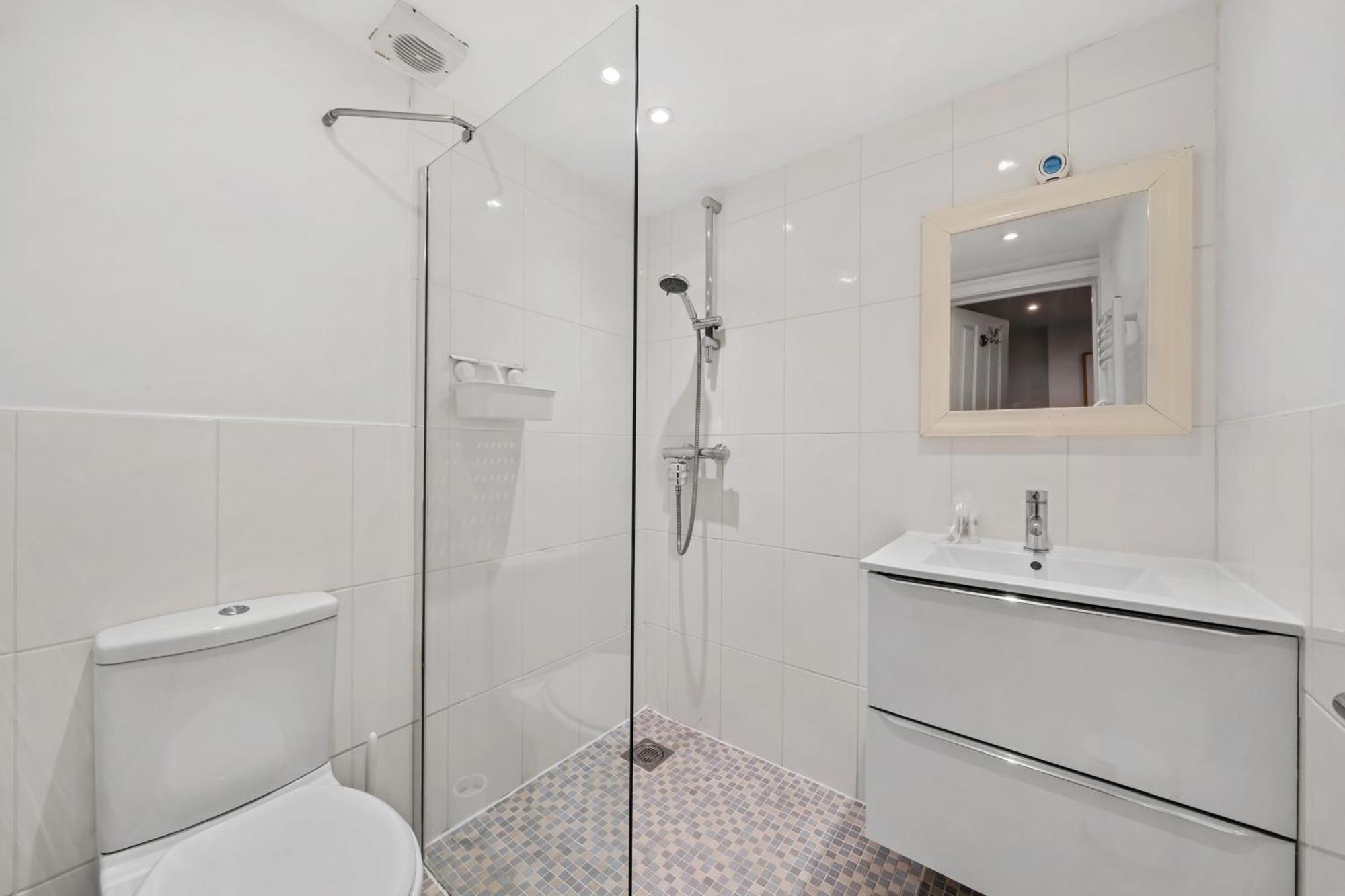 2 Bedroom Garden Flat In W Kensington London