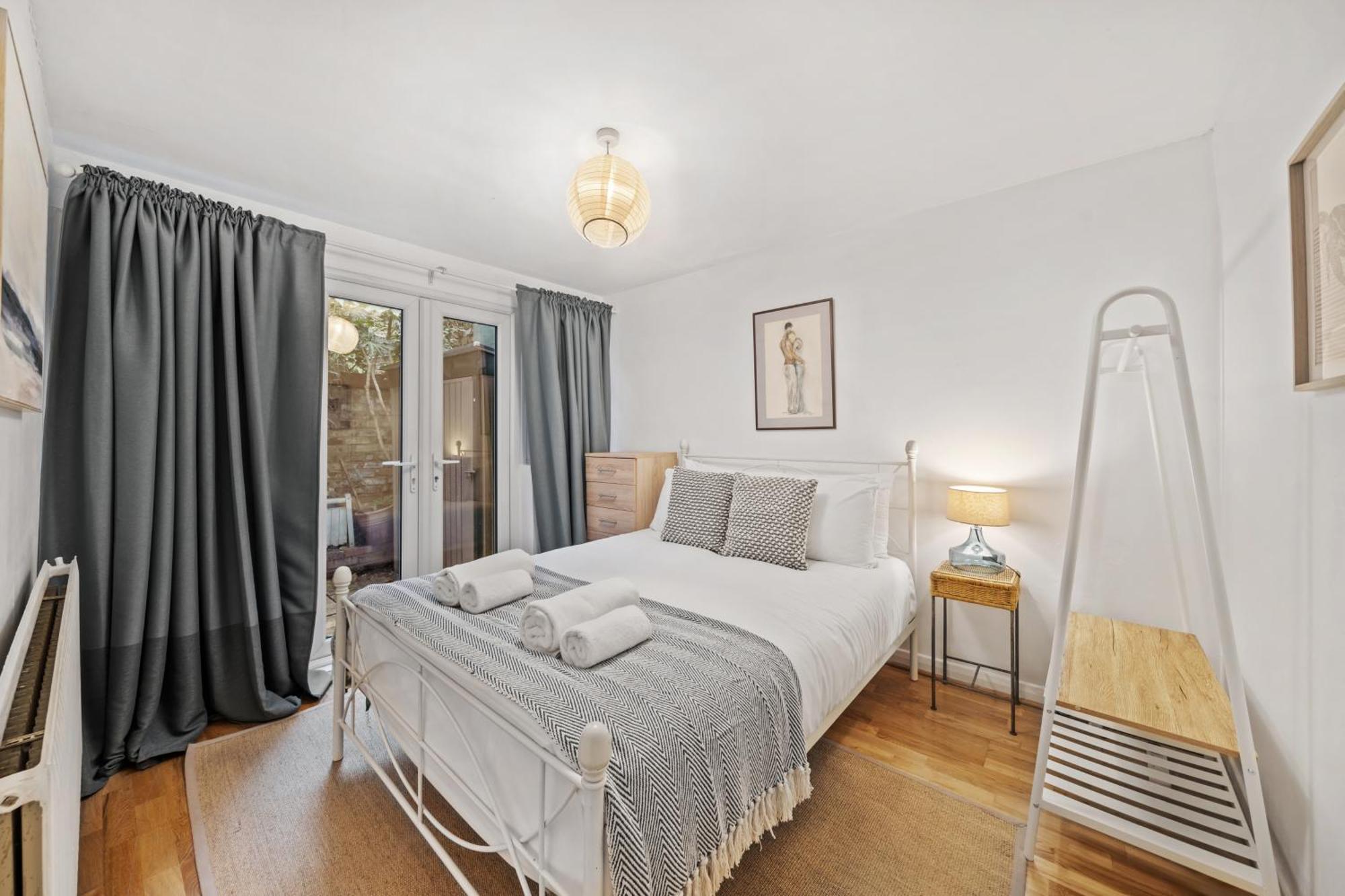 2 Bedroom Garden Flat In W Kensington Apartment