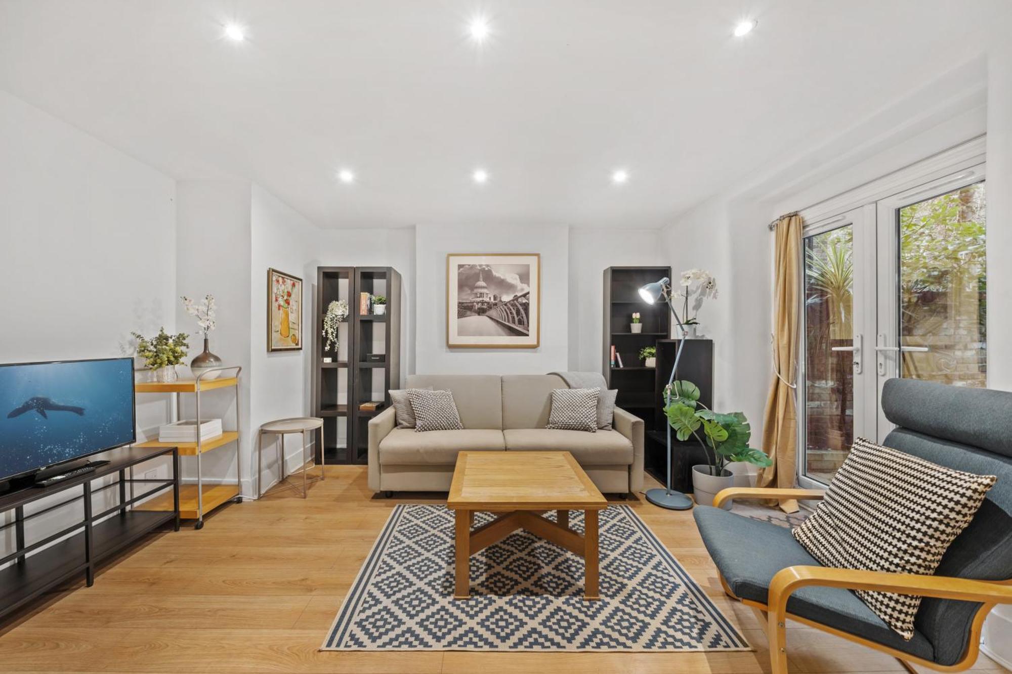 2 Bedroom Garden Flat In W Kensington London