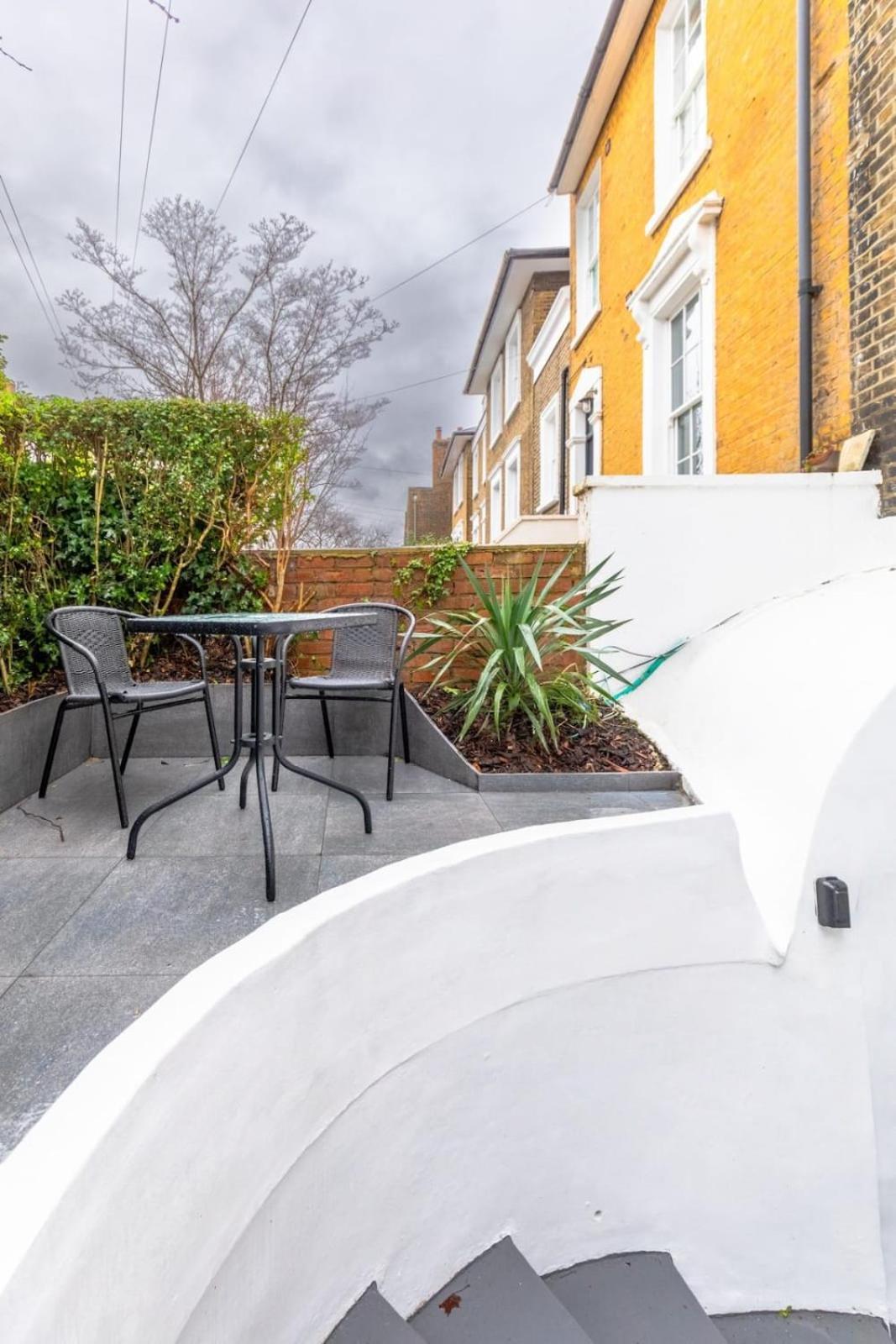 Sleek & Well-connected Flat Archway! Londra
