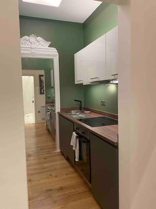 Interior Designed Flat Near Kew Botanical Gardens * Londra