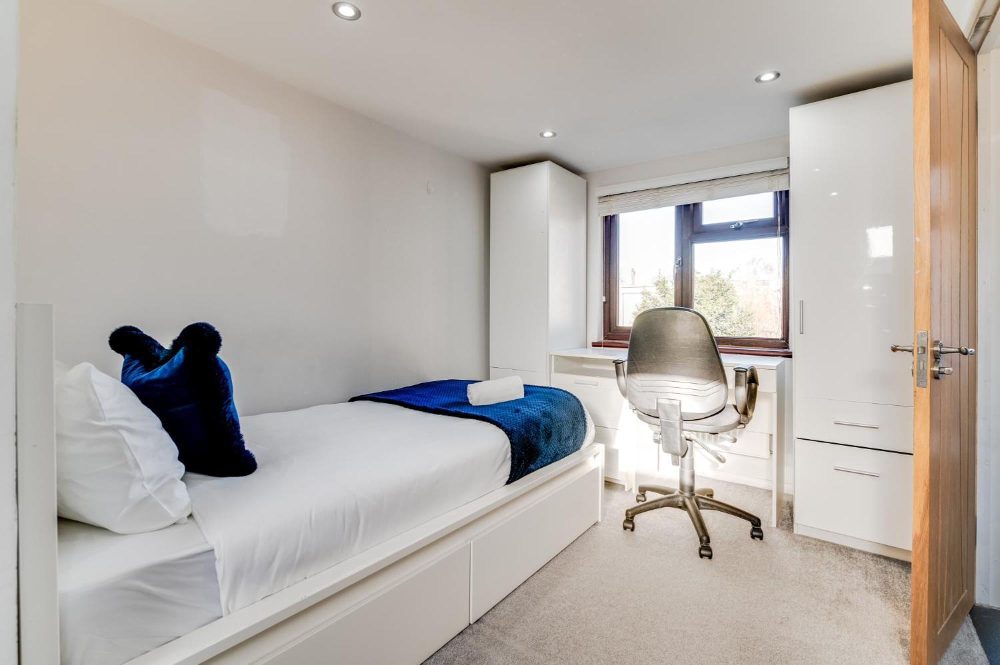 Livestay - Stylish 3-bed Gem In Trendy E1 Apartment London