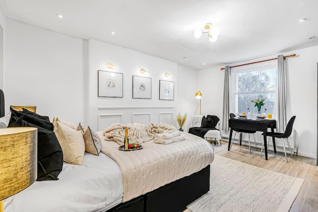 Serene With Garden View - Cozy Retreat For Couples & Solo Travellers Apartment London