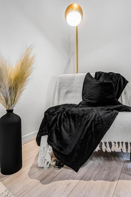 Serene With Garden View - Cozy Retreat For Couples & Solo Travellers