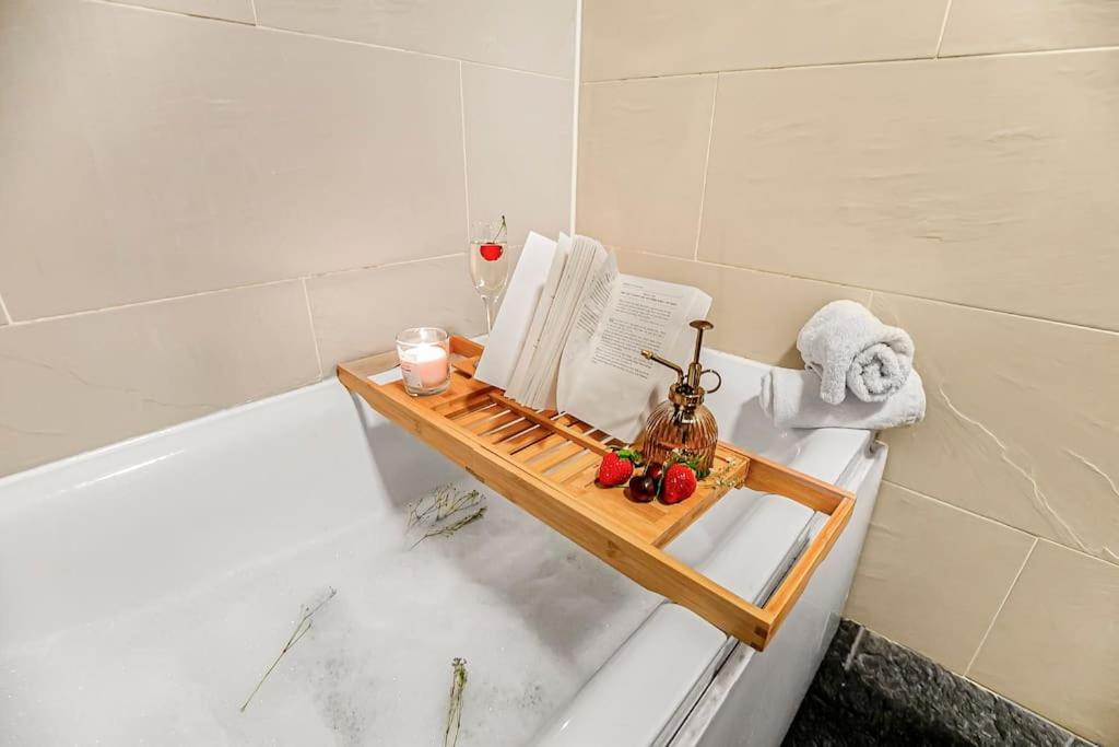 Apartment Serene With Garden View - Cozy Retreat For Couples & Solo Travellers London