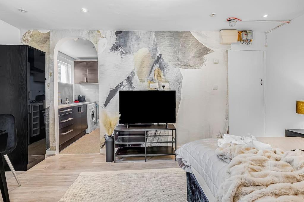 Apartment Serene With Garden View - Cozy Retreat For Couples & Solo Travellers
