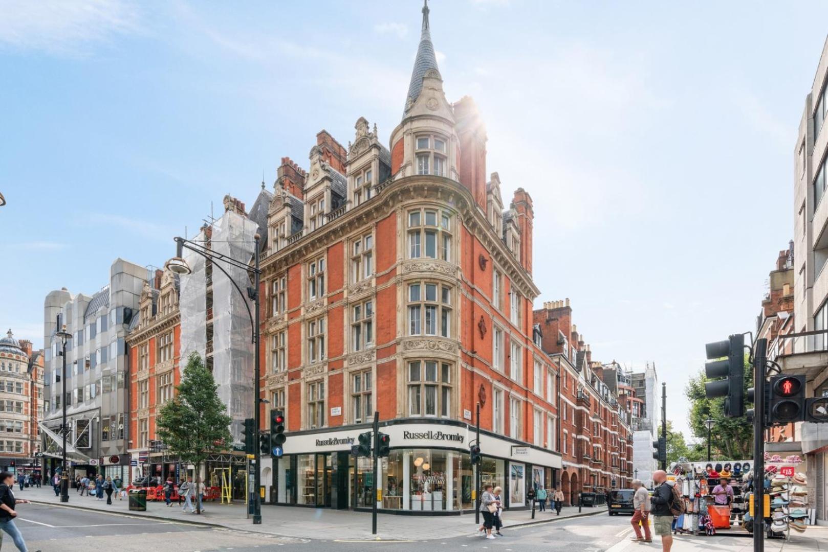 3 Bedroom On Oxford Street Gc4 London