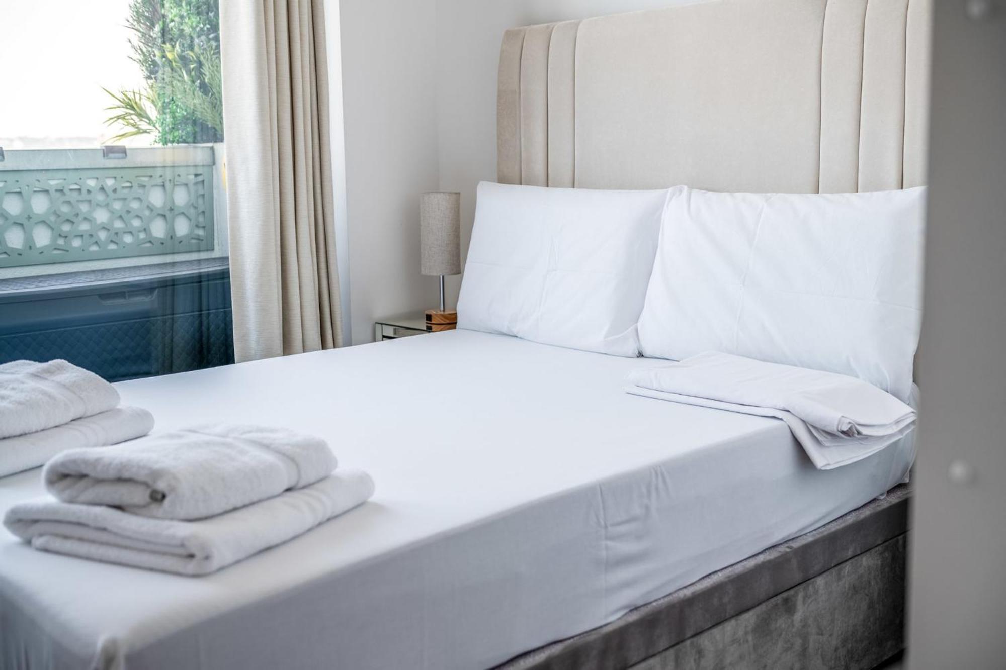 Canary Wharf Retreat With Free Secure Parking Leilighet London