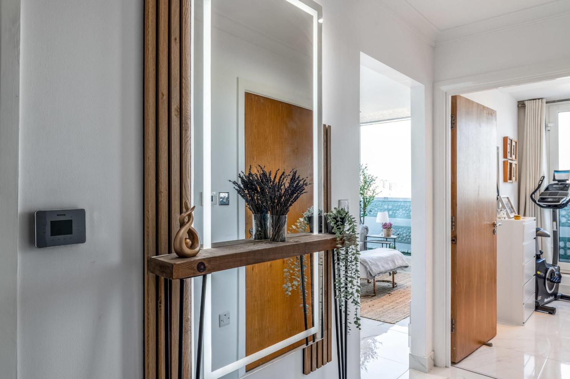 Canary Wharf Retreat With Free Secure Parking Leilighet London
