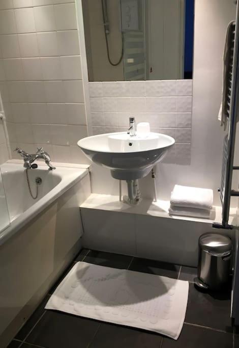 Victoria Park 1 Bedroom Flat * Londra