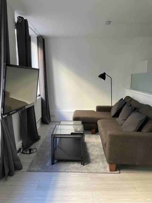 6 Bedroom In A 3 Building Complex, Great For Large Group Bookings, Location Londres