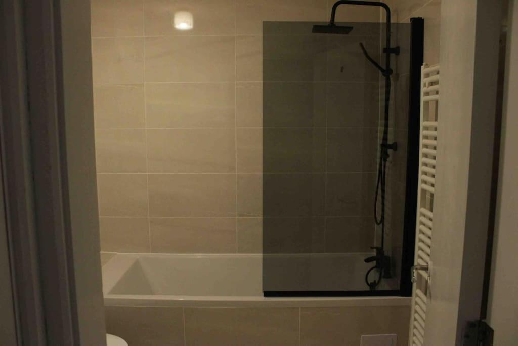6 Bedroom In A 3 Building Complex, Great For Large Group Bookings, Location *