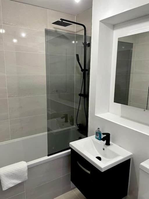 6 Bedroom In A 3 Building Complex, Great For Large Group Bookings, Location Londres