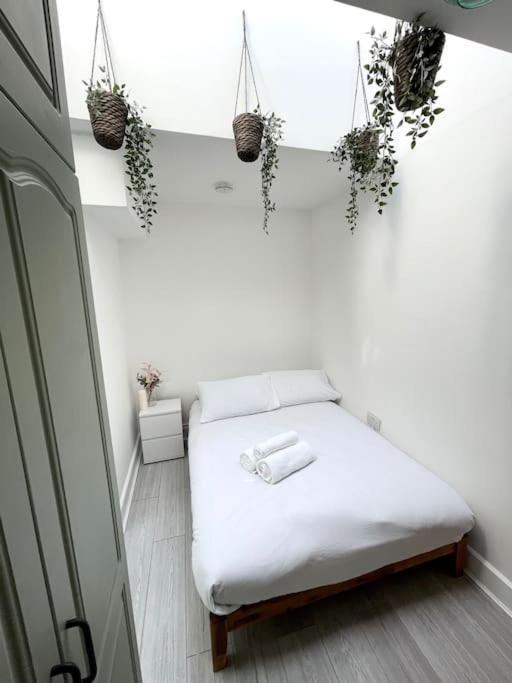 6 Bedroom In A 3 Building Complex, Great For Large Group Bookings, Location