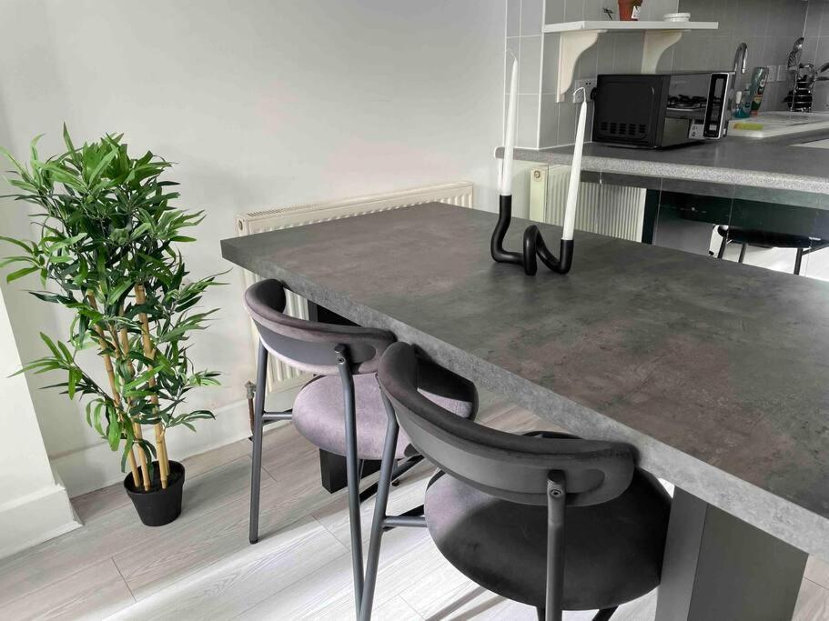 6 Bedroom In A 3 Building Complex, Great For Large Group Bookings, Location * Londres