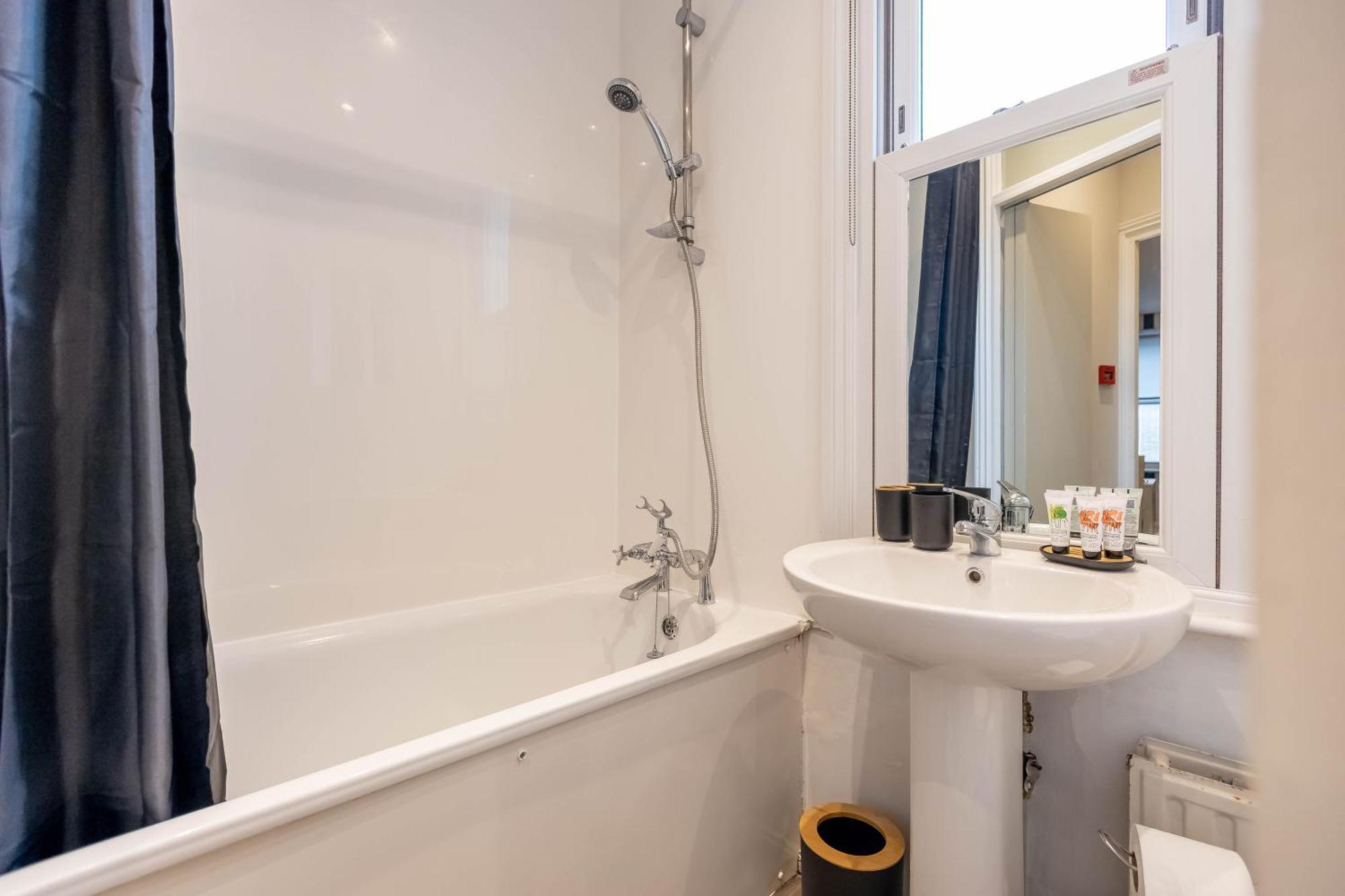 Explore Granary Square Two Bedroom By Belvilla * Londen