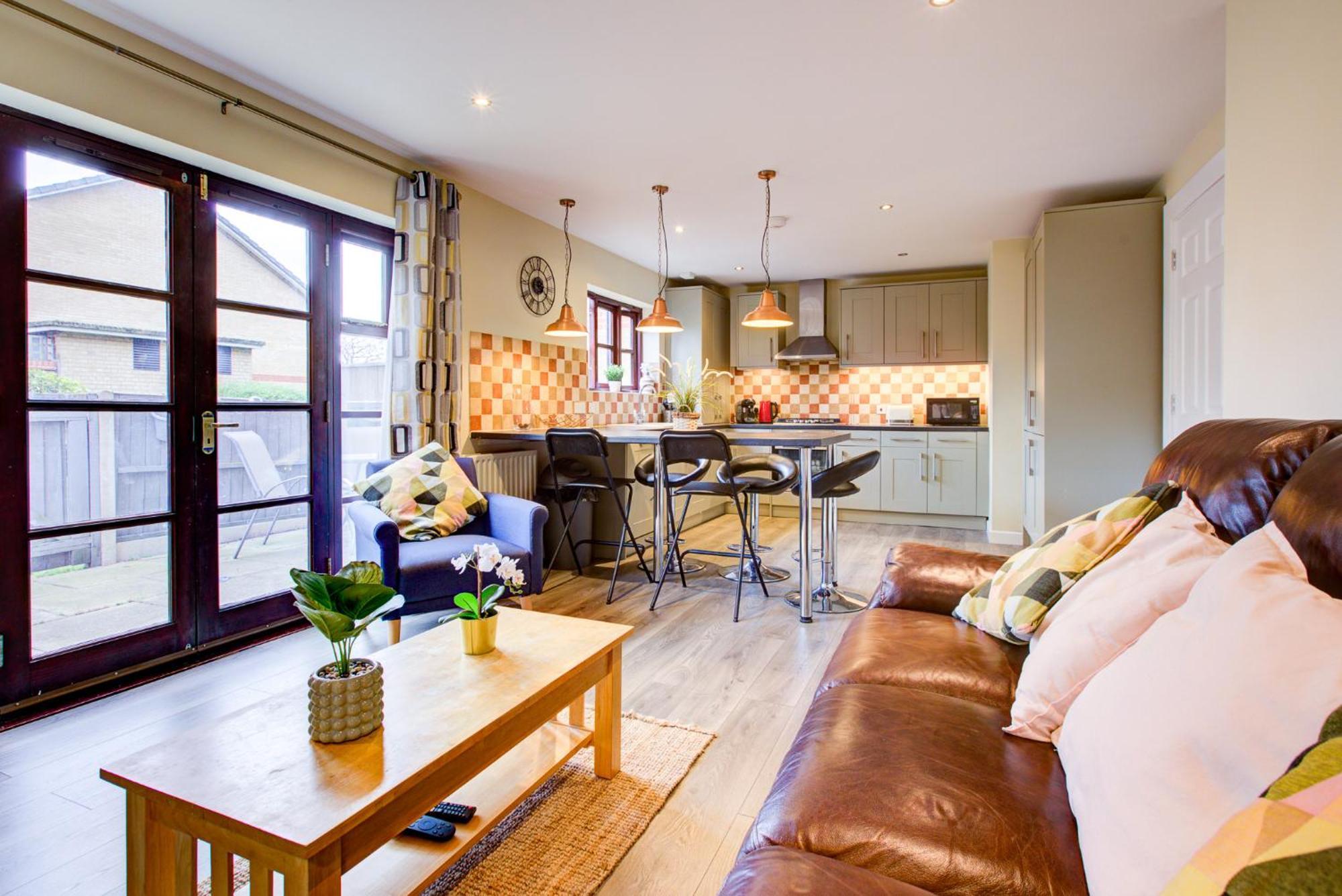 Spacious & Modern 2 Bed Sleeps 5 In Walthamstow *
