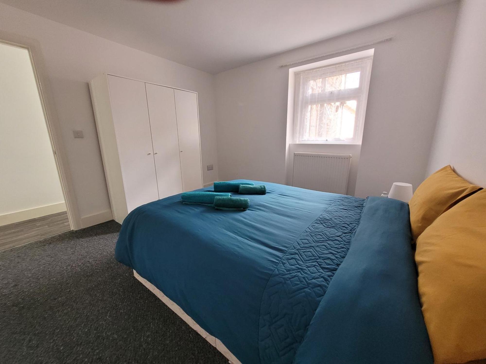 Ferienhaus Lovely 2-bed Fully Refurbished House In