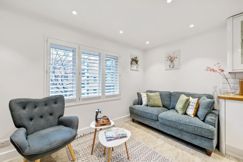 Stylish Contemporary 1 Bed Flat Near Bridge * Londra