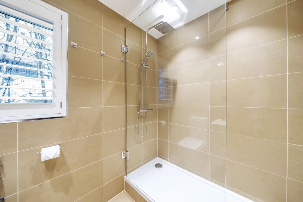 Stylish Contemporary 1 Bed Flat Near Bridge Appartamento