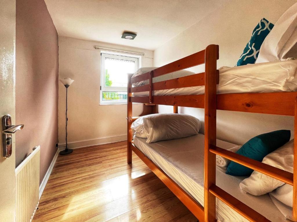 Lägenhet Tom Place In Mile End - 2 Double Beds, 1 Bunk Bed, Max 6, Spacious, Ideal For Families *