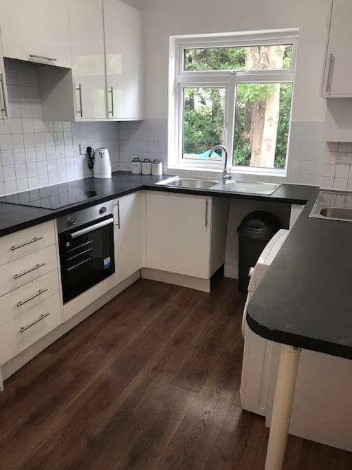 Spacious Kosher Flat In Golders Leilighet *