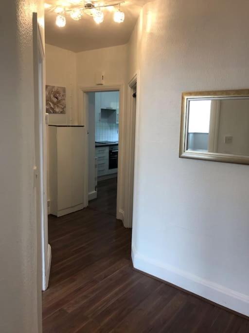 Spacious Kosher Flat In Golders Leilighet London