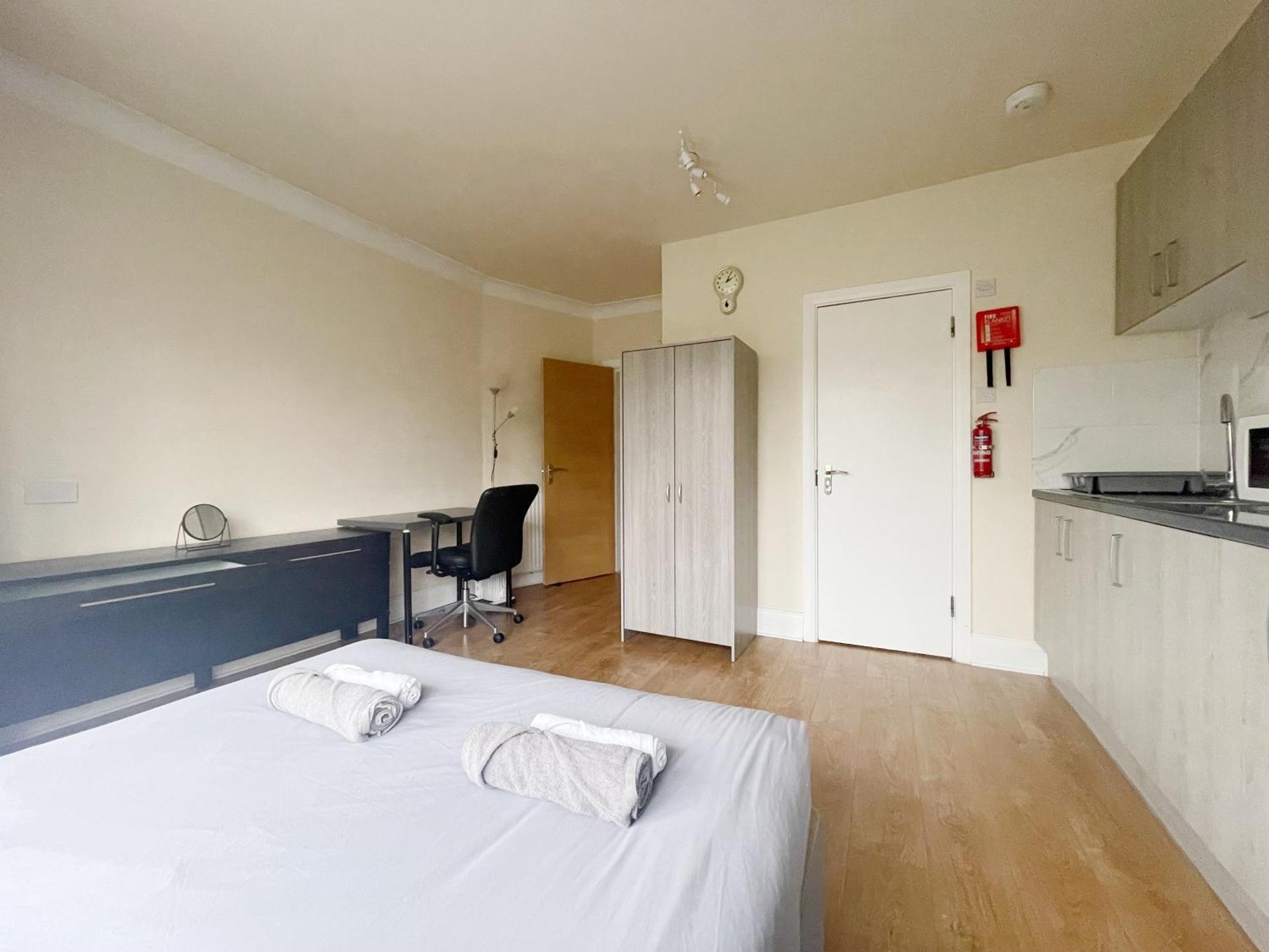Large Cosy 15min From * London