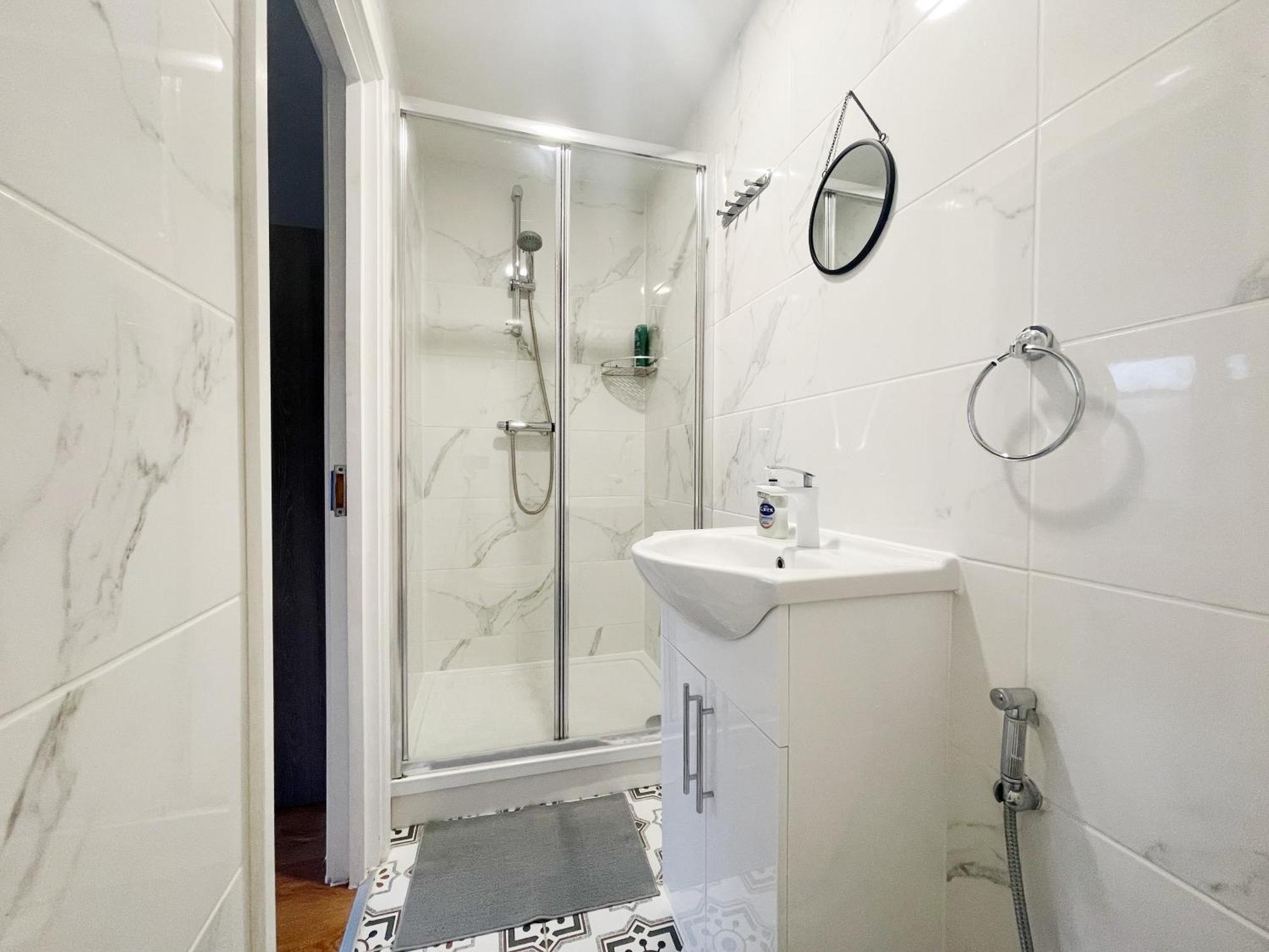 Large Cosy 15min From London
