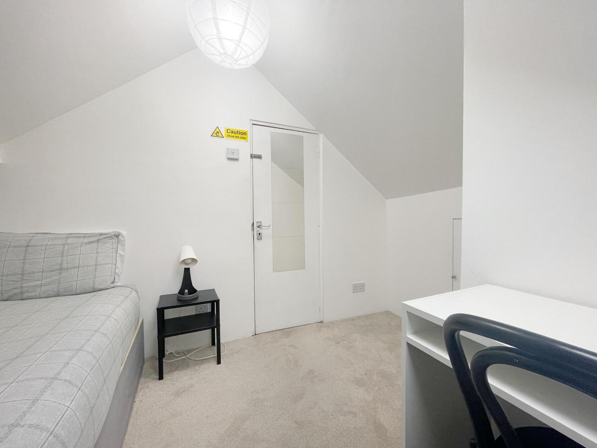 Large Cosy 15min From London