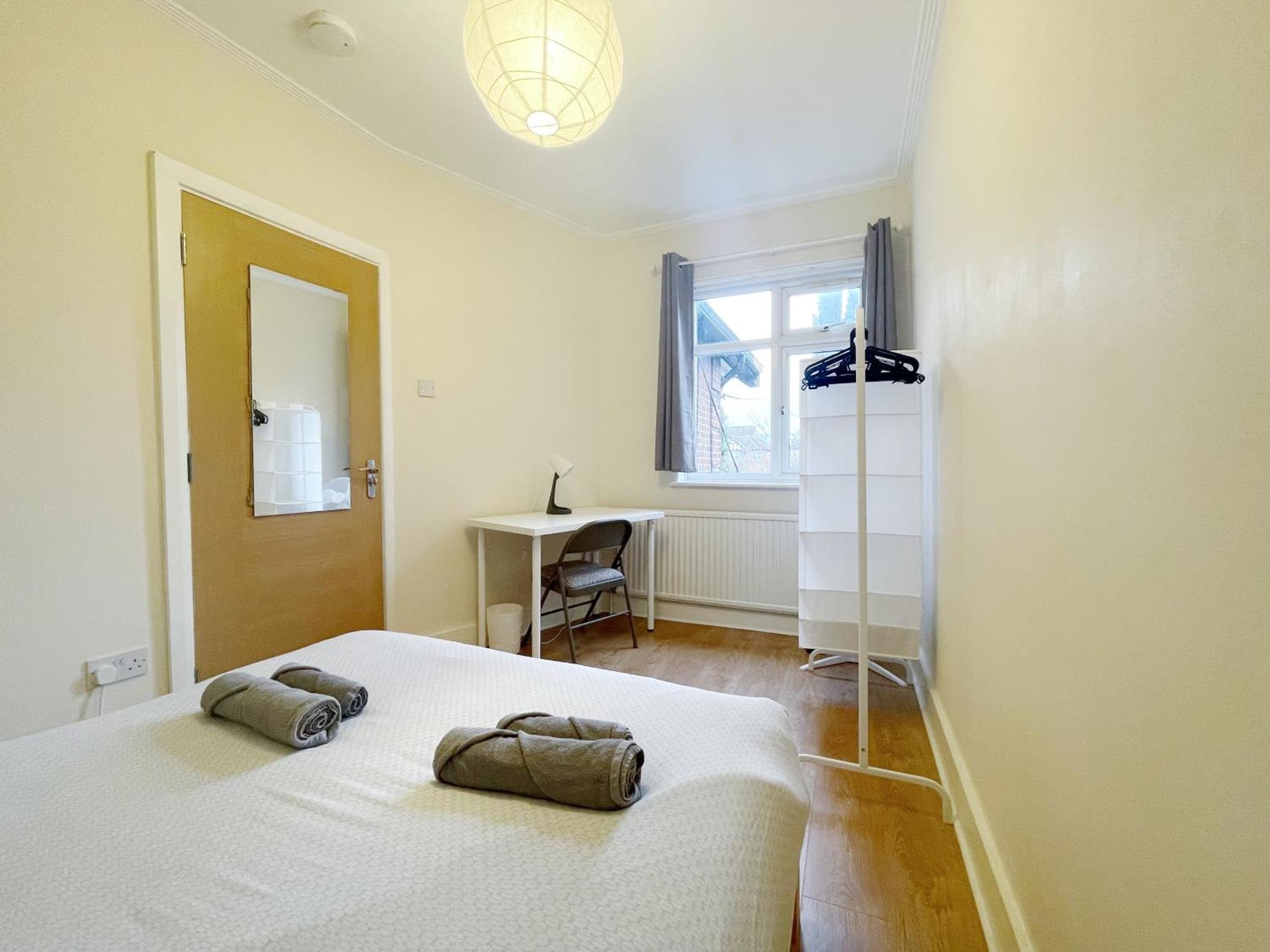 Large Cosy 15min From *